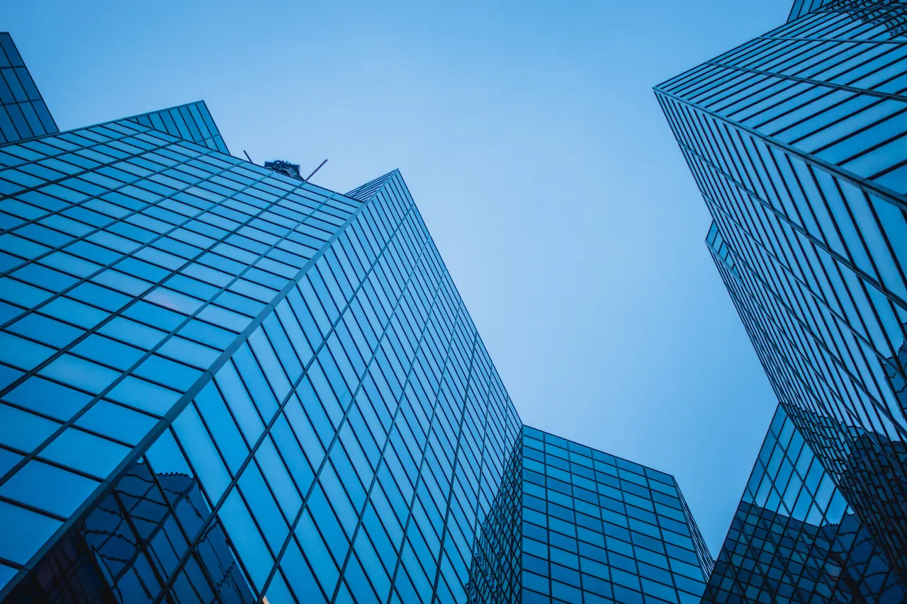Tours de bureaux vitrées vues d’en bas